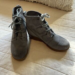 Sorel gray suede wedge boots, size 8